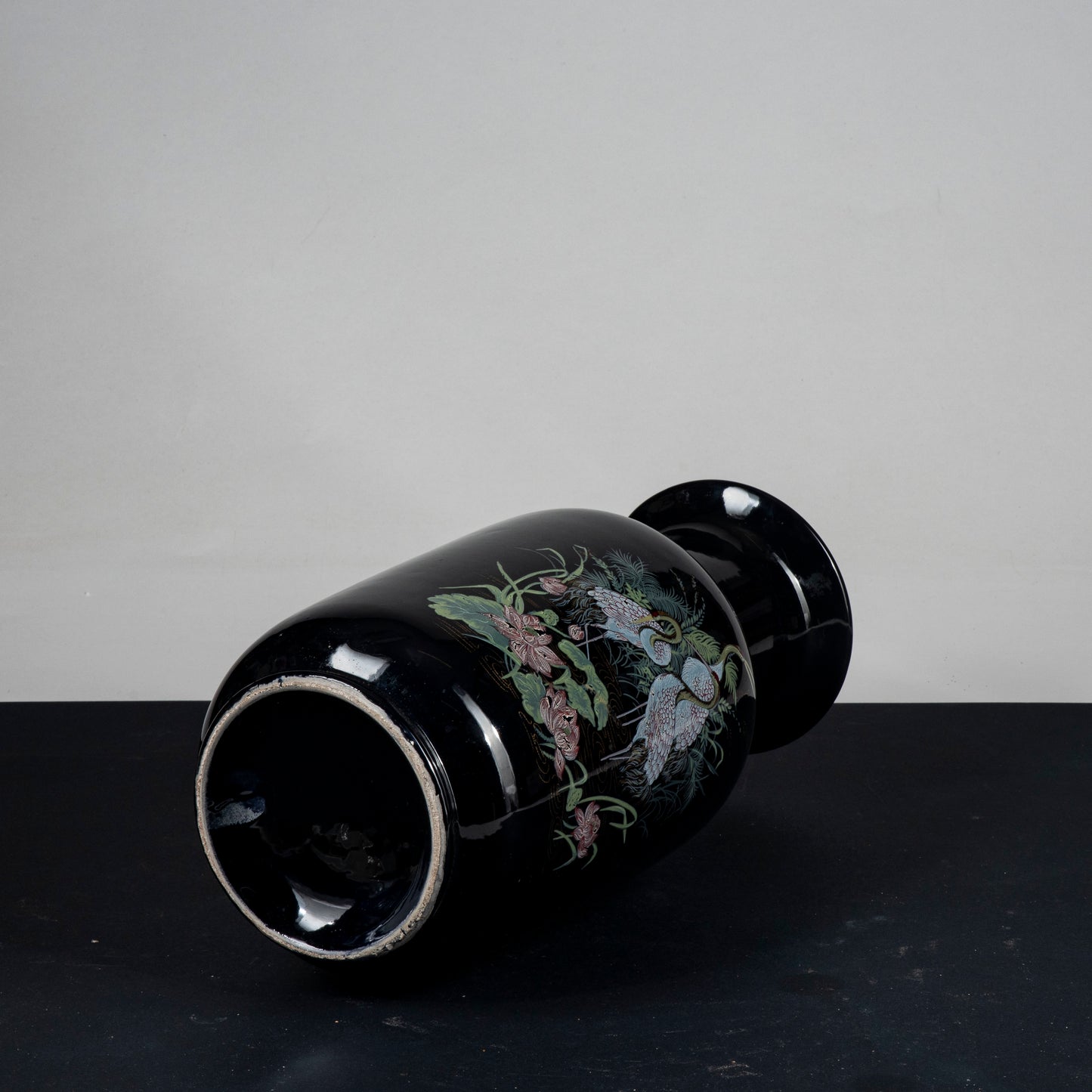 vaso in ceramica smaltata e decori con aironi
