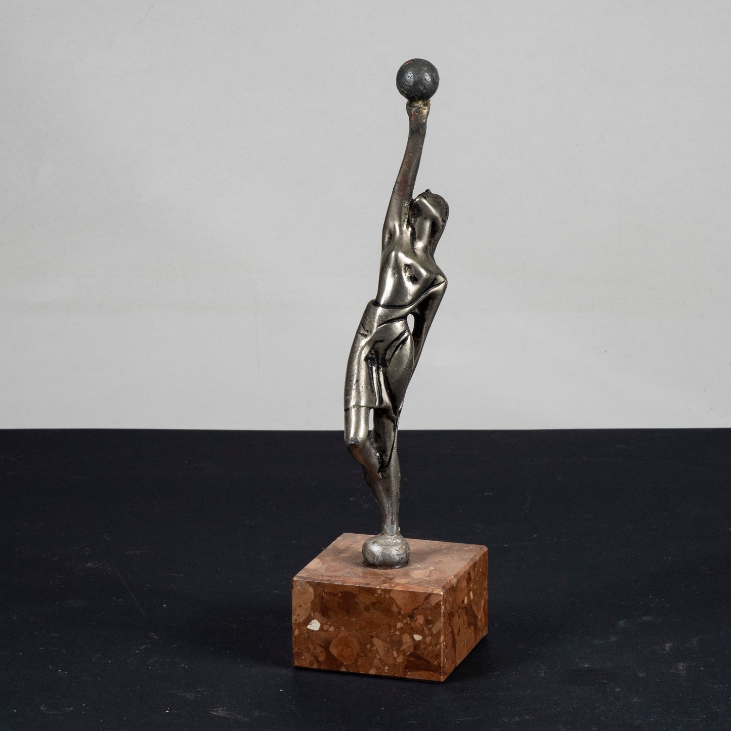 statua donna ragazza con palla
