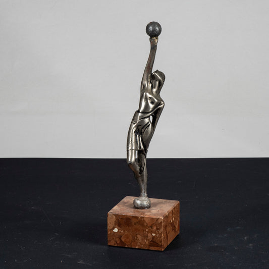 statua donna ragazza con palla