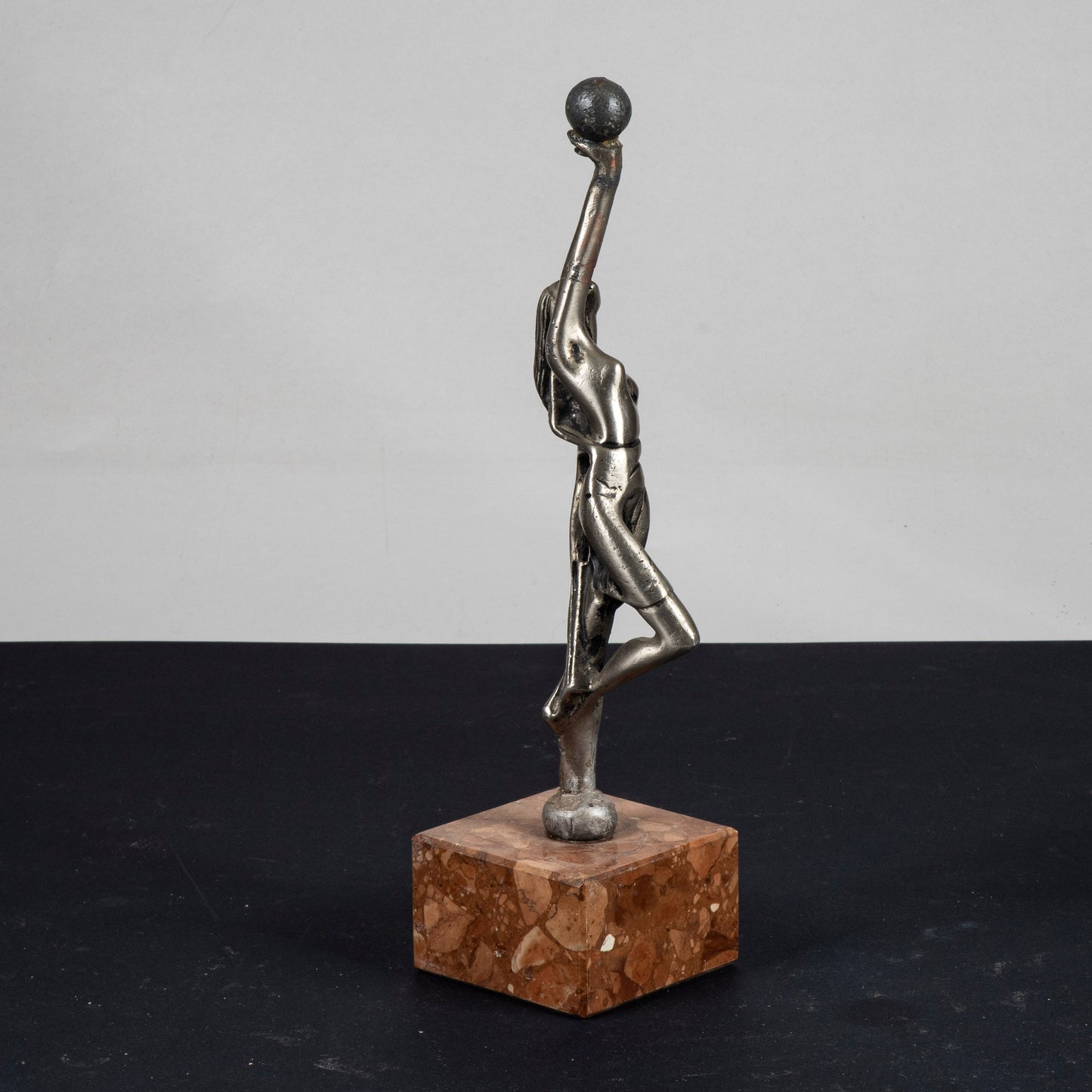 statua donna ragazza con palla
