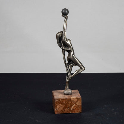 statua donna ragazza con palla