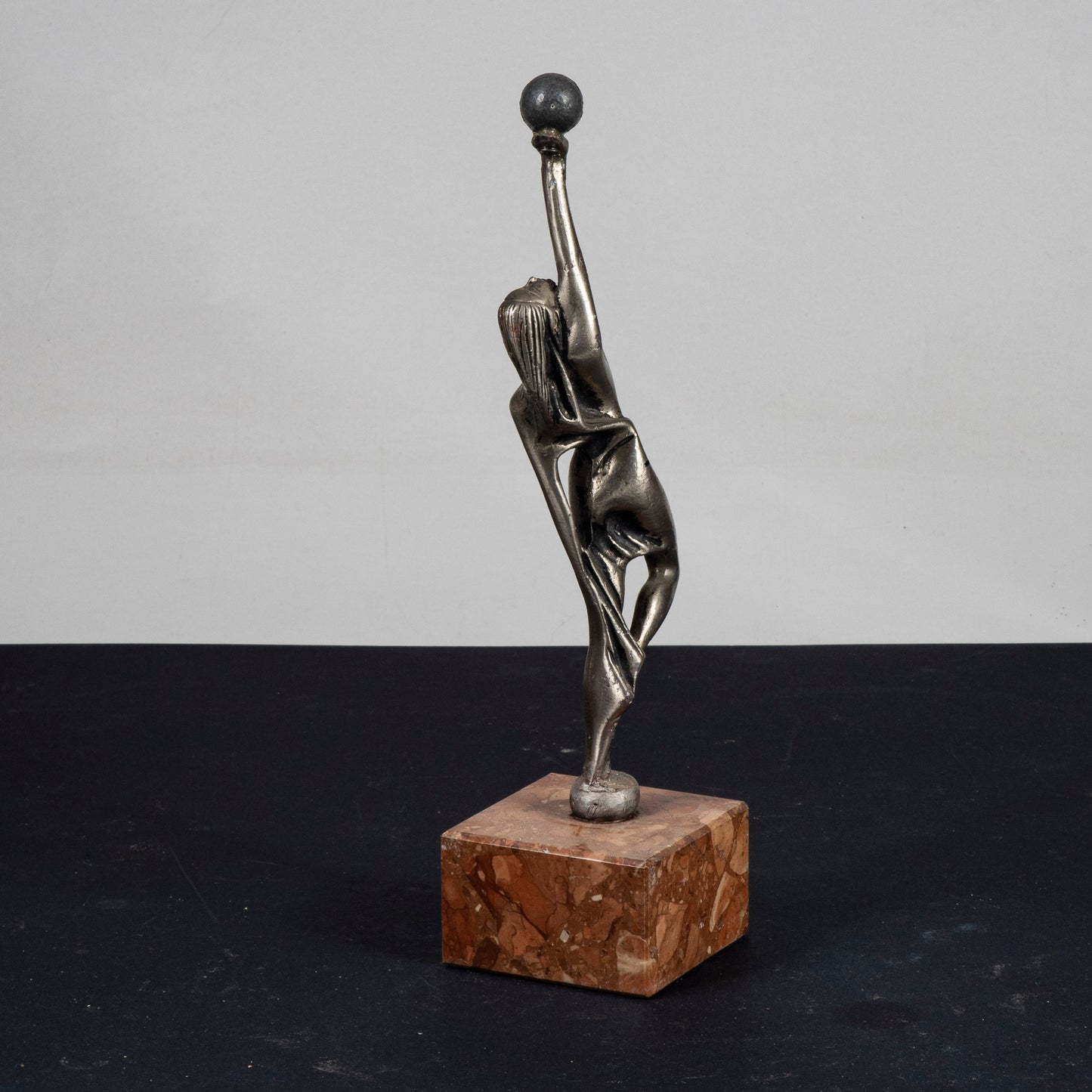 statua donna ragazza con palla