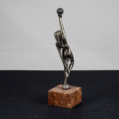 statua donna ragazza con palla