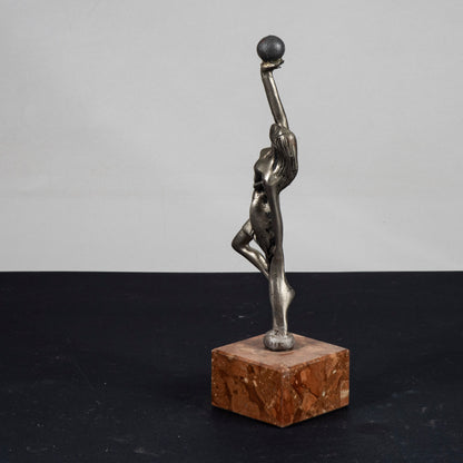statua donna ragazza con palla
