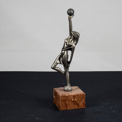 statua donna ragazza con palla