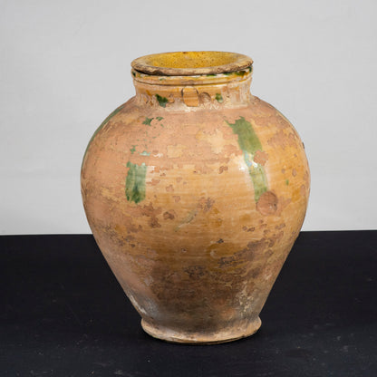 brocca in terracotta usurata con decori smaltati