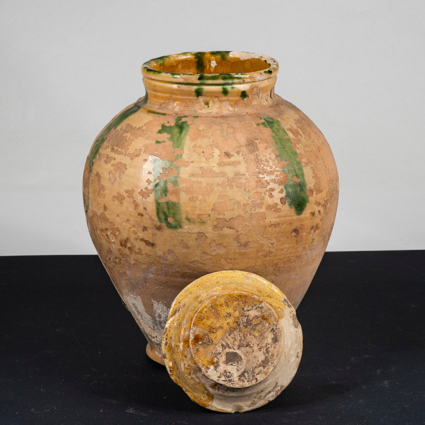 brocca in terracotta usurata con decori smaltati