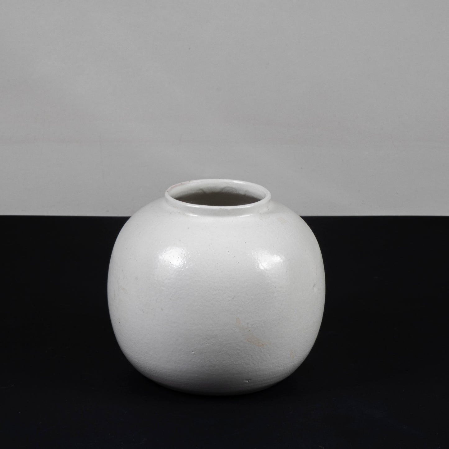 vaso in ceramica bianco con finitura bucciata