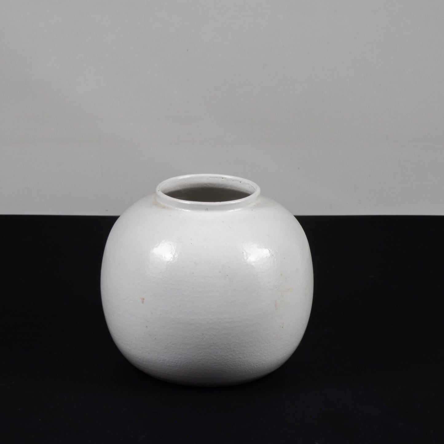 vaso in ceramica bianco con finitura bucciata