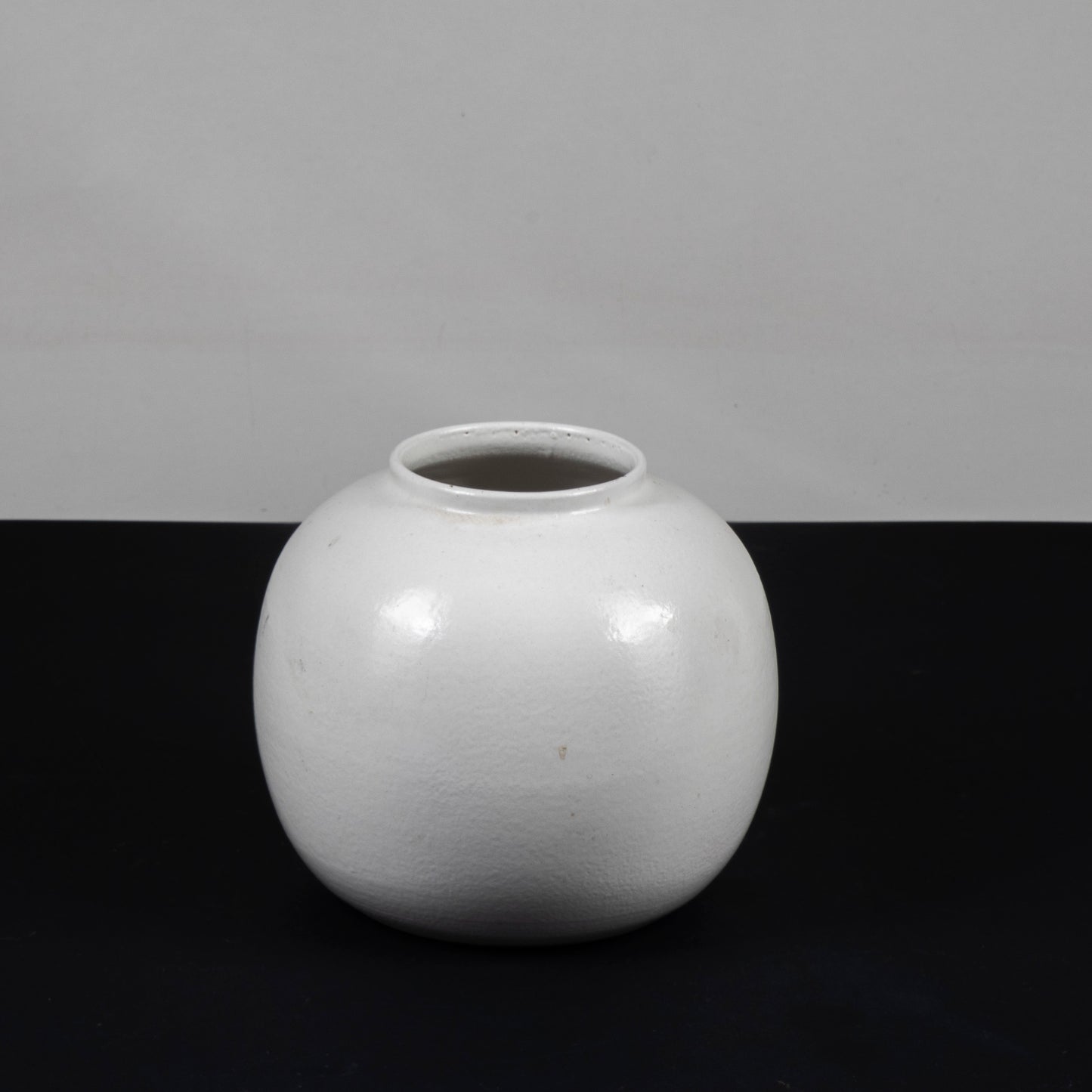 vaso in ceramica bianco con finitura bucciata