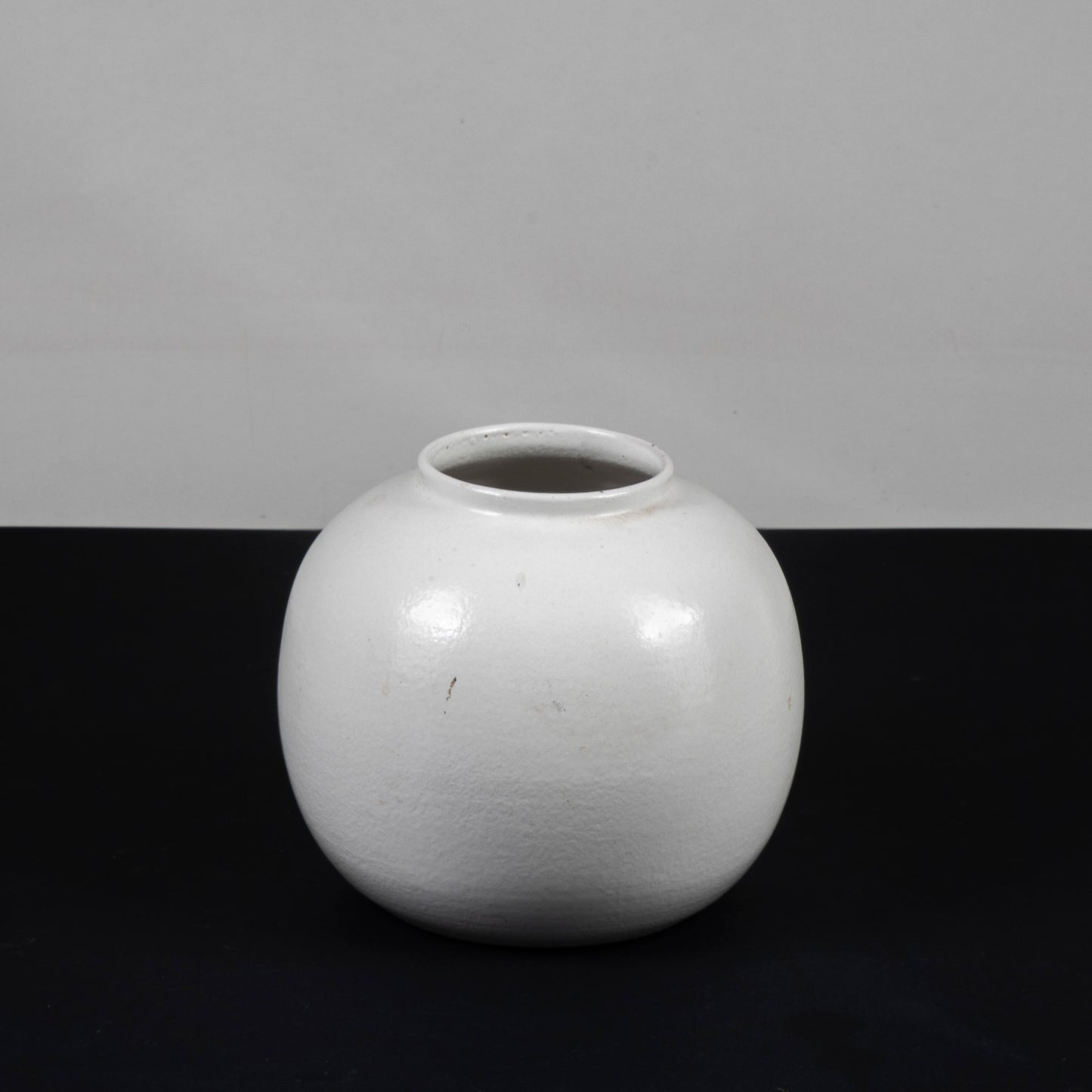 vaso in ceramica bianco con finitura bucciata