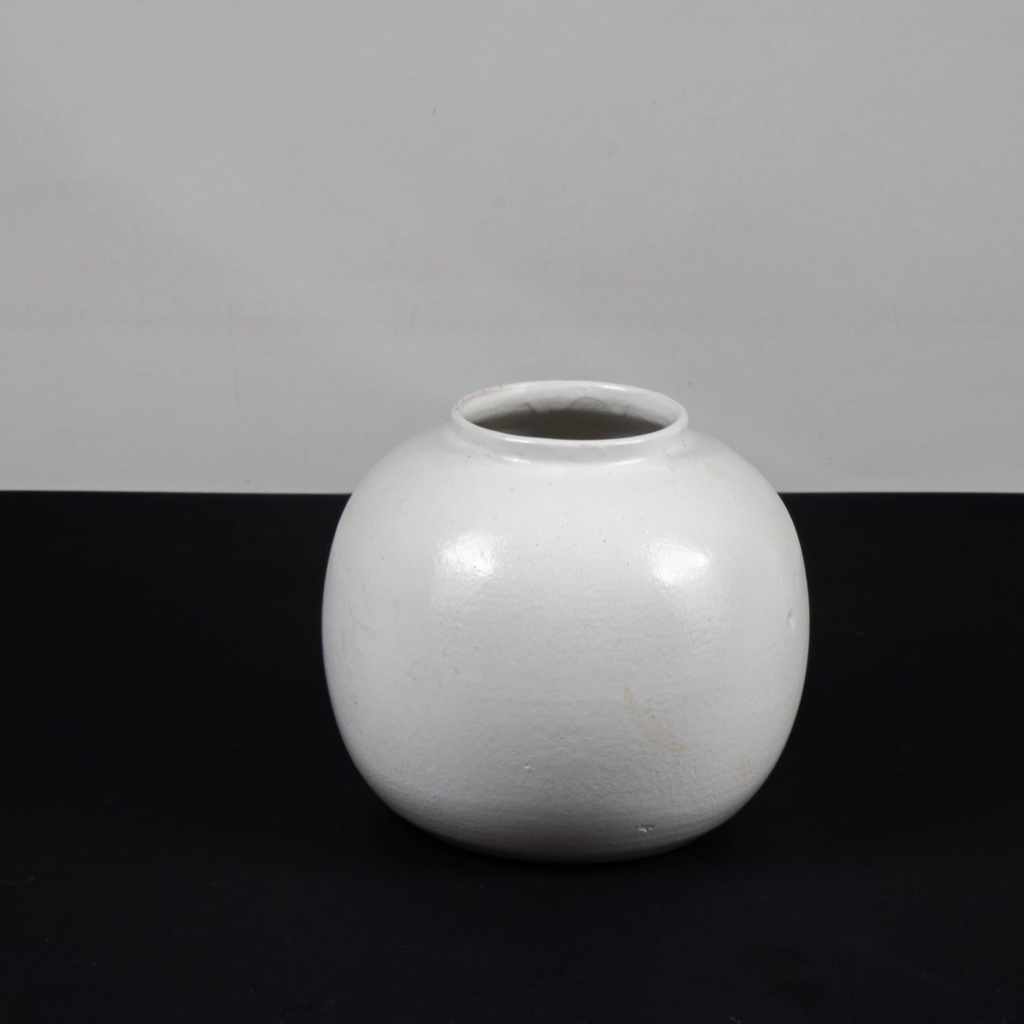 vaso in ceramica bianco con finitura bucciata