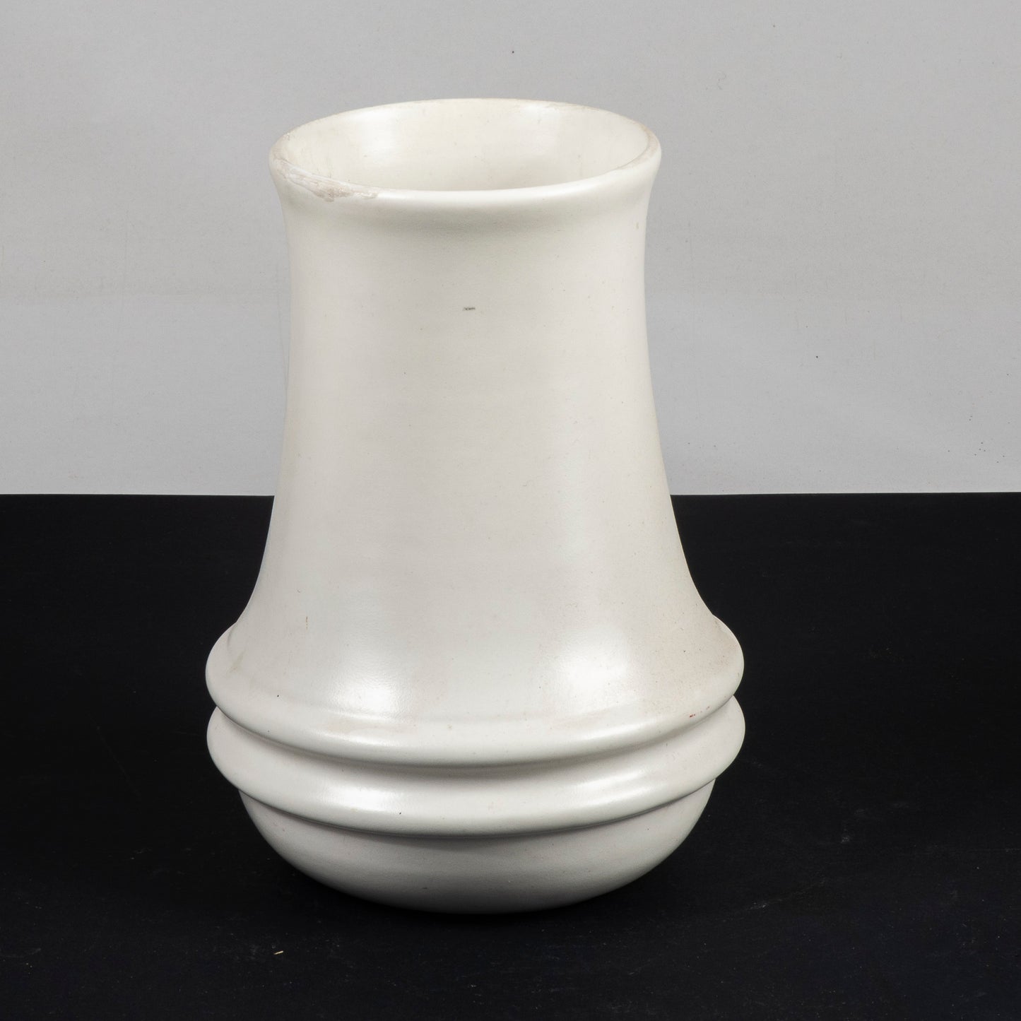 vaso in ceramica biano buccellato