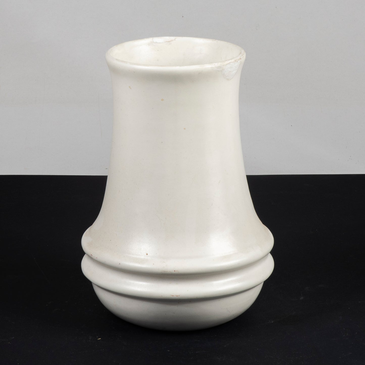 vaso in ceramica biano buccellato