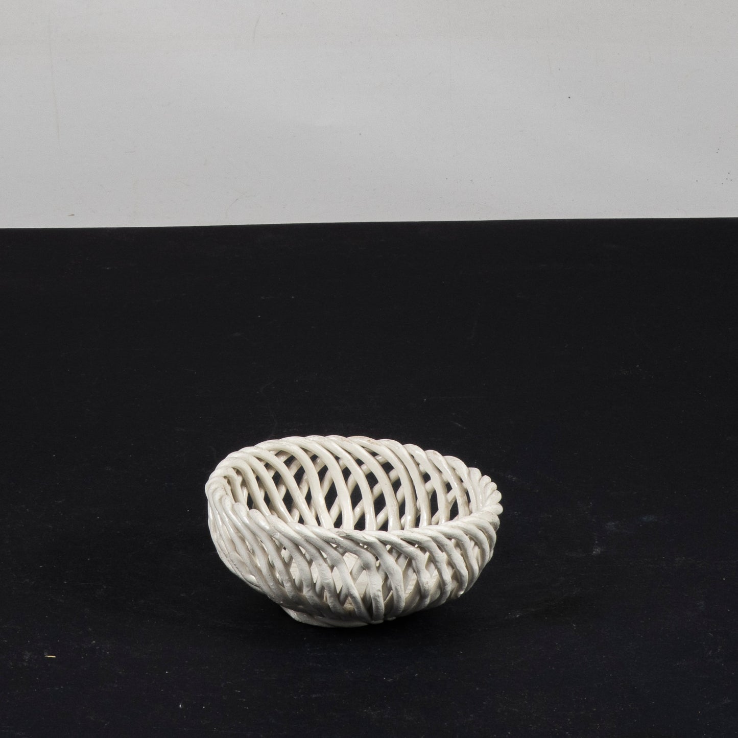 cestino in ceramica bianca soprammobile