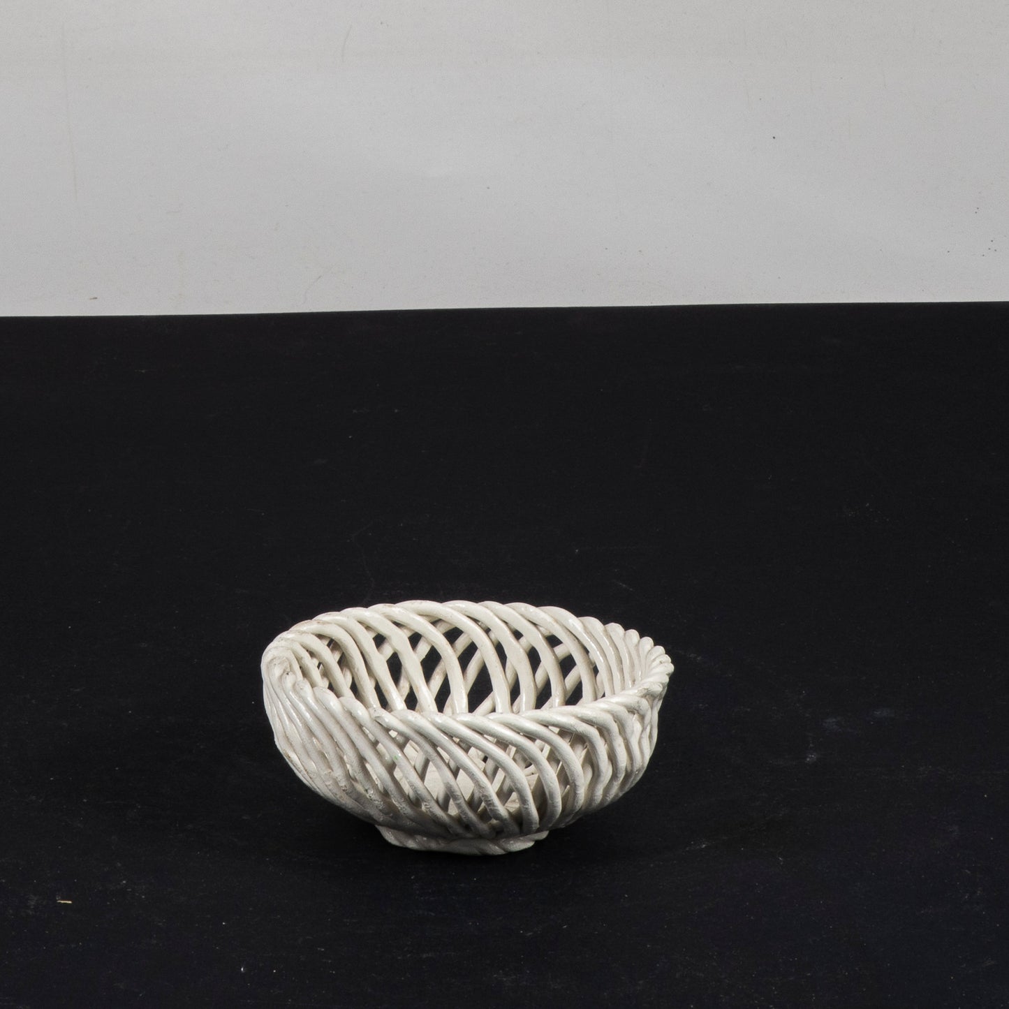 cestino in ceramica bianca soprammobile
