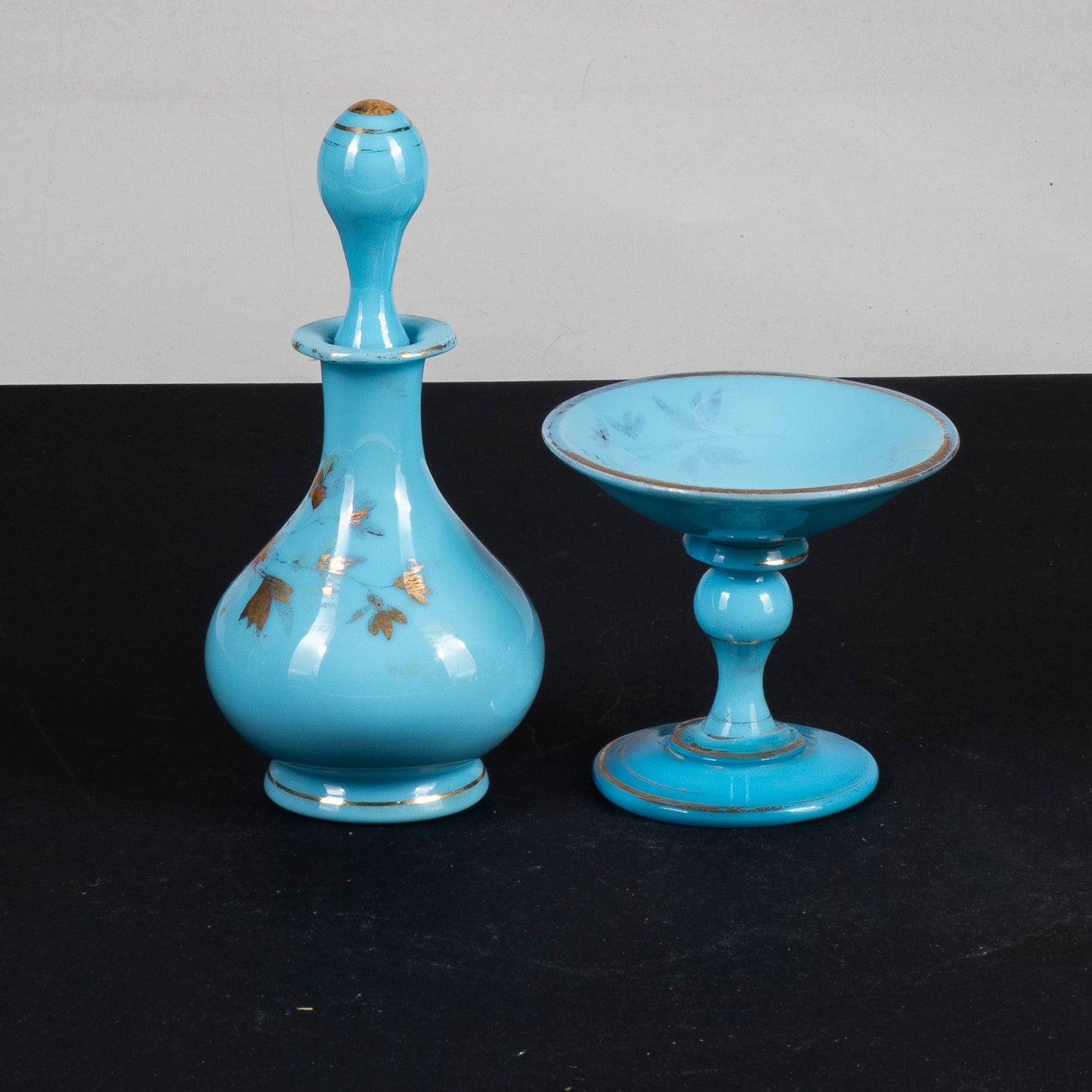 coppia di soprammobili decori in vetro opalino inizio secolo e decori dorati