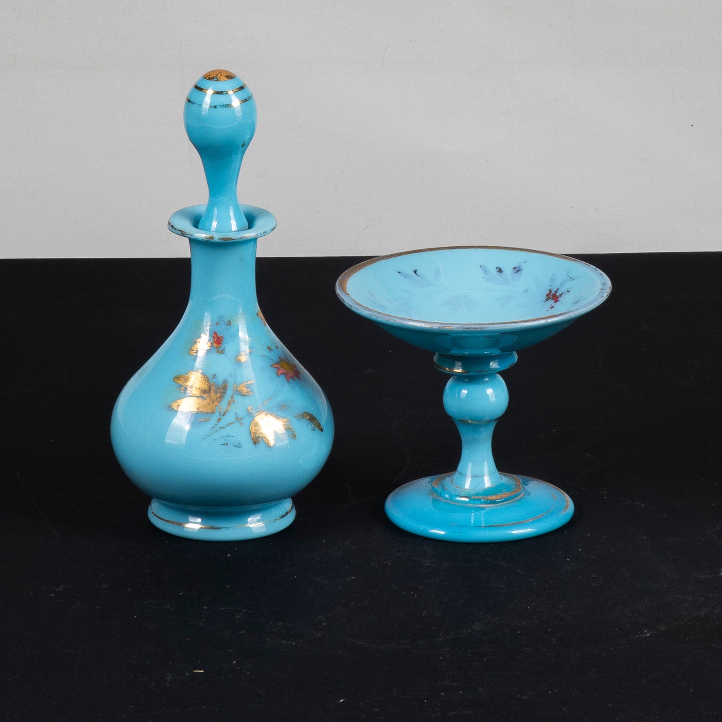coppia di soprammobili decori in vetro opalino inizio secolo e decori dorati
