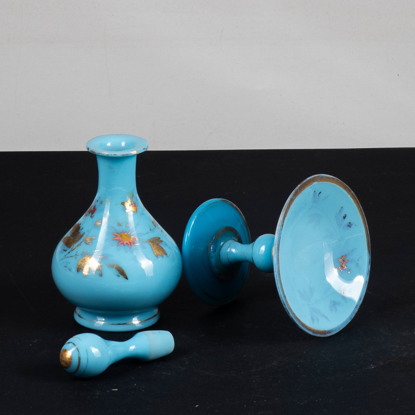 coppia di soprammobili decori in vetro opalino inizio secolo e decori dorati