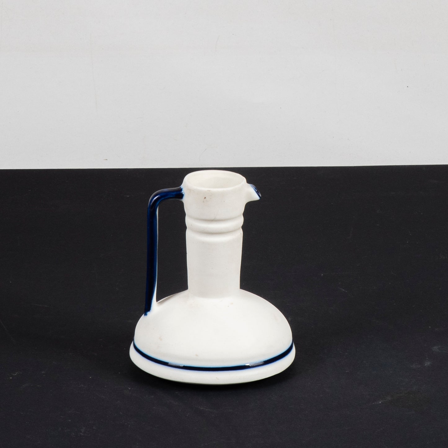 brocca decorativa in ceramica con parti smaltate