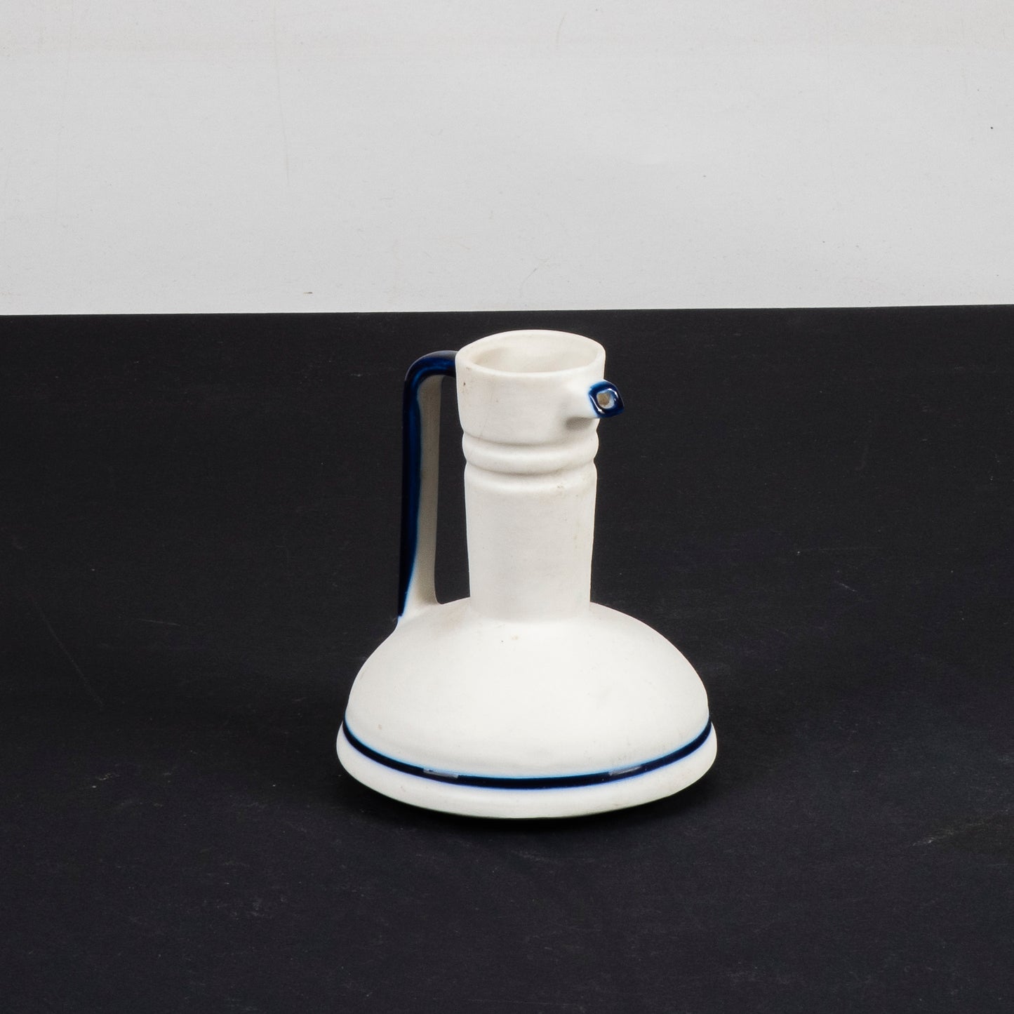 brocca decorativa in ceramica con parti smaltate