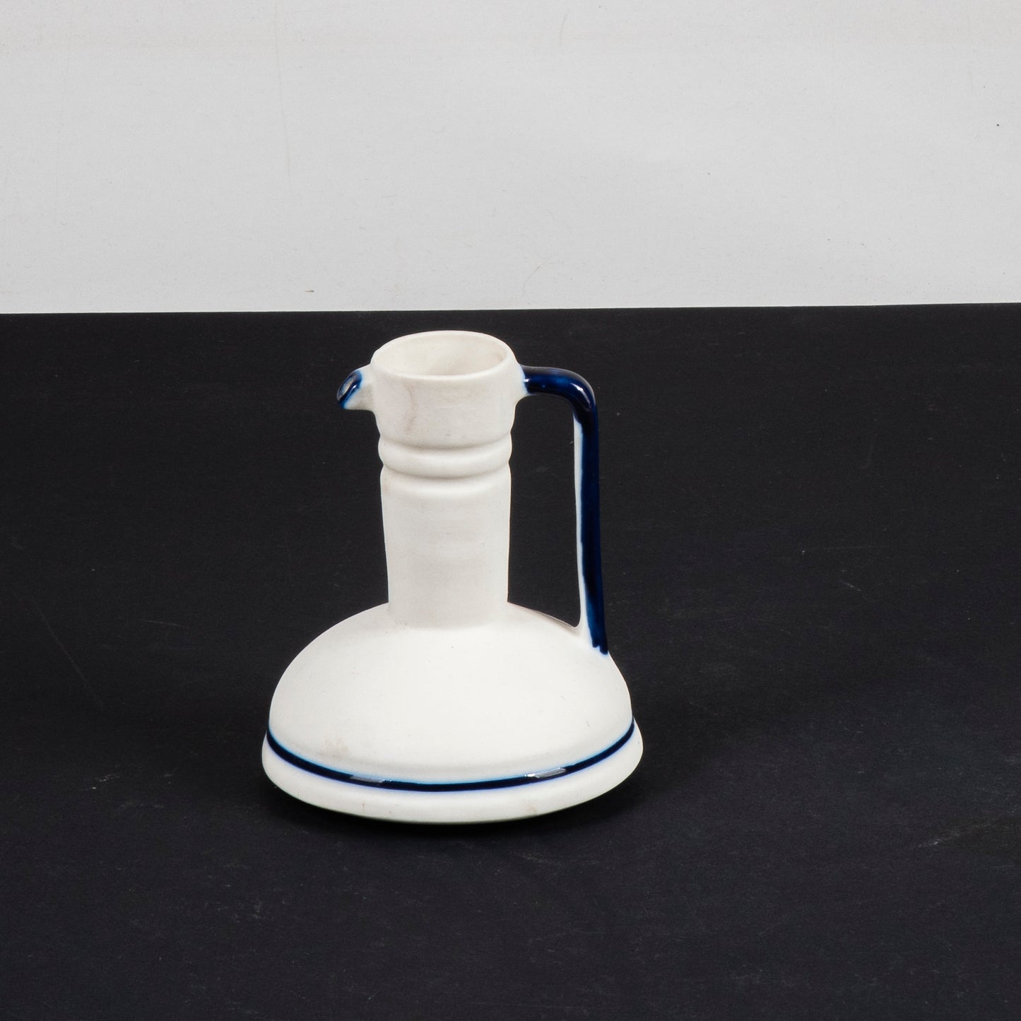 brocca decorativa in ceramica con parti smaltate