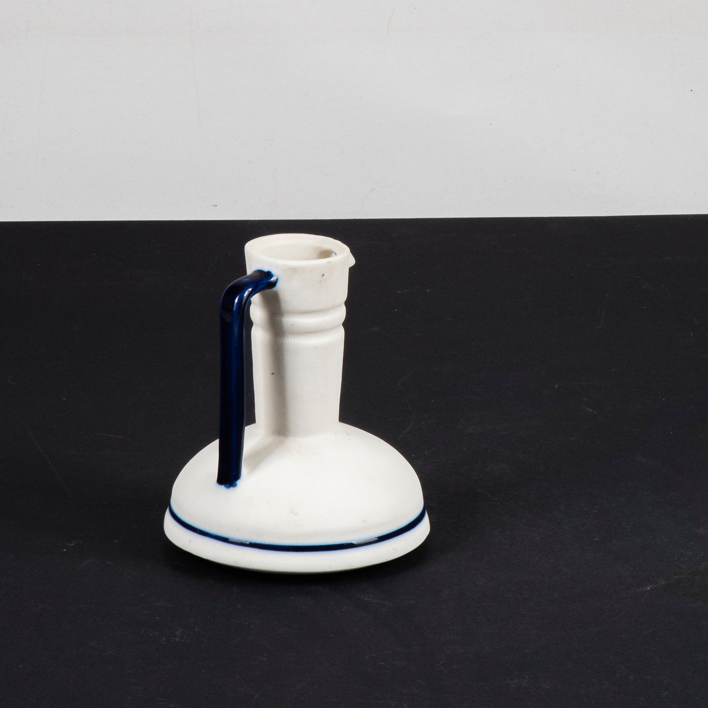 brocca decorativa in ceramica con parti smaltate