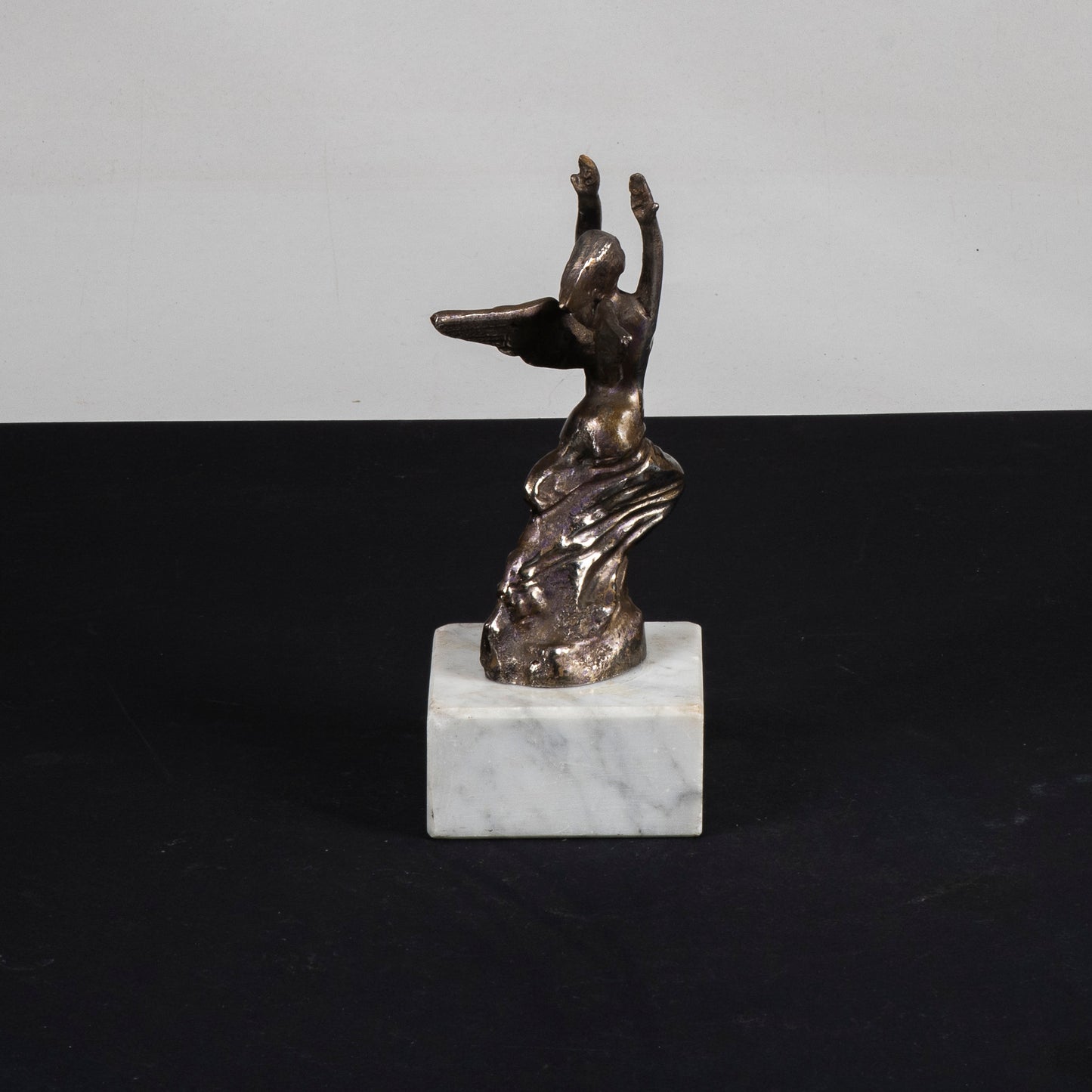 Statua base marmo e figura donna alata metallo argentato anni 1990