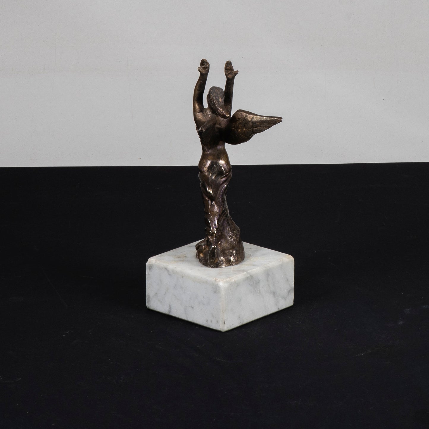 Statua base marmo e figura donna alata metallo argentato anni 1990