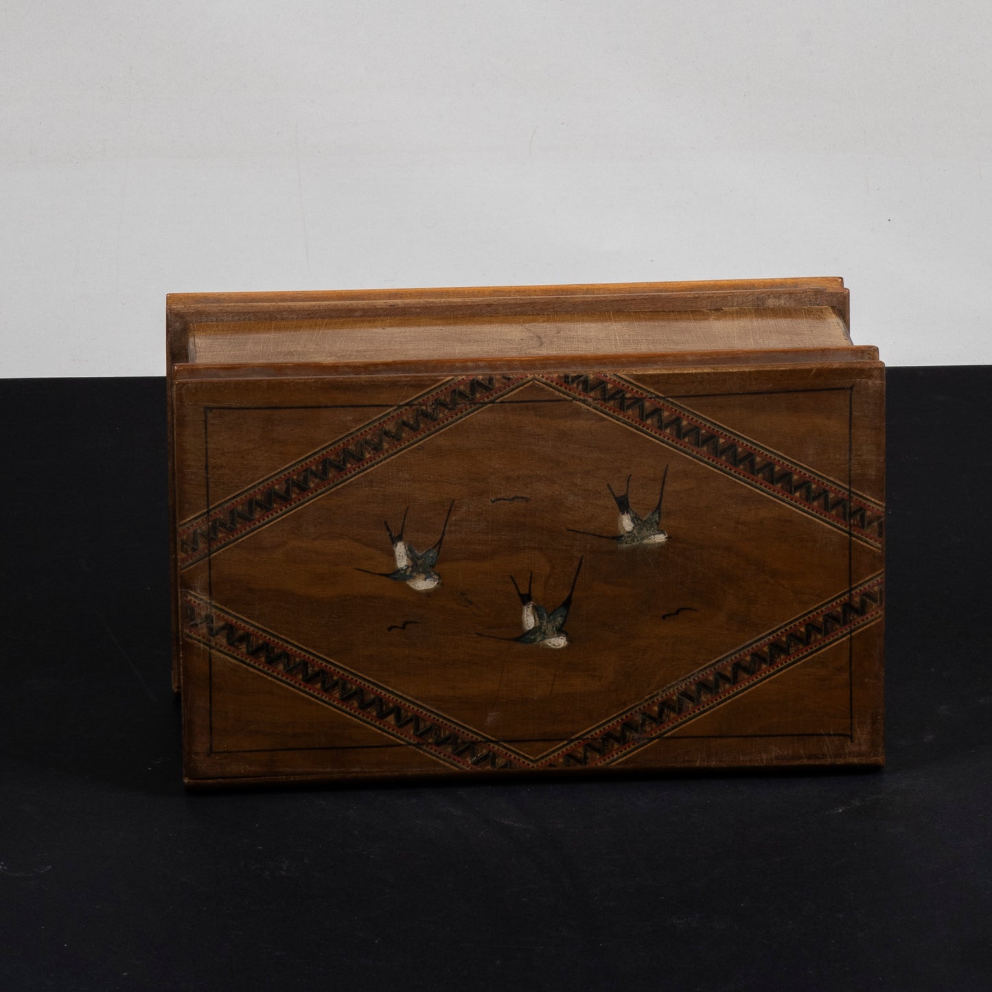scatolina portagioie intarsiata con movimenti segreti