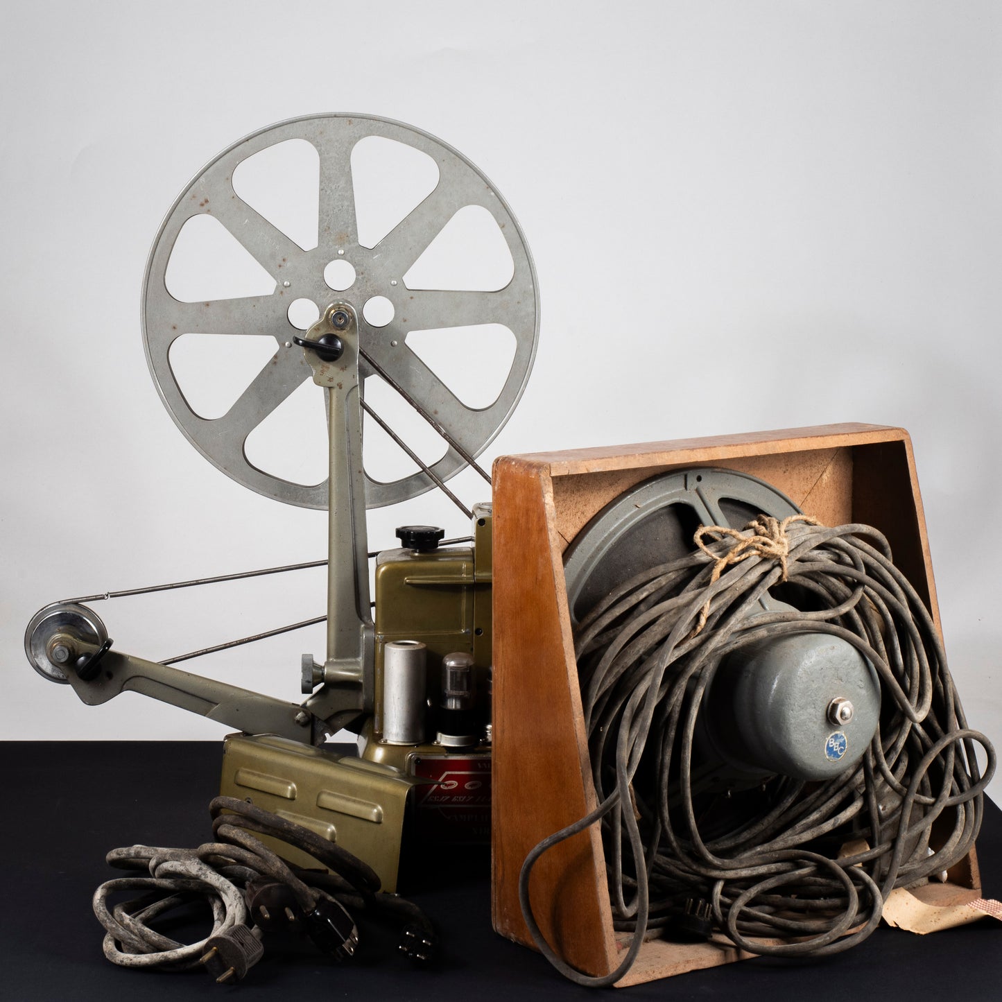 proiettore 16mm magis film roma completo di cavi collegamento dell'epoca e cassa audio