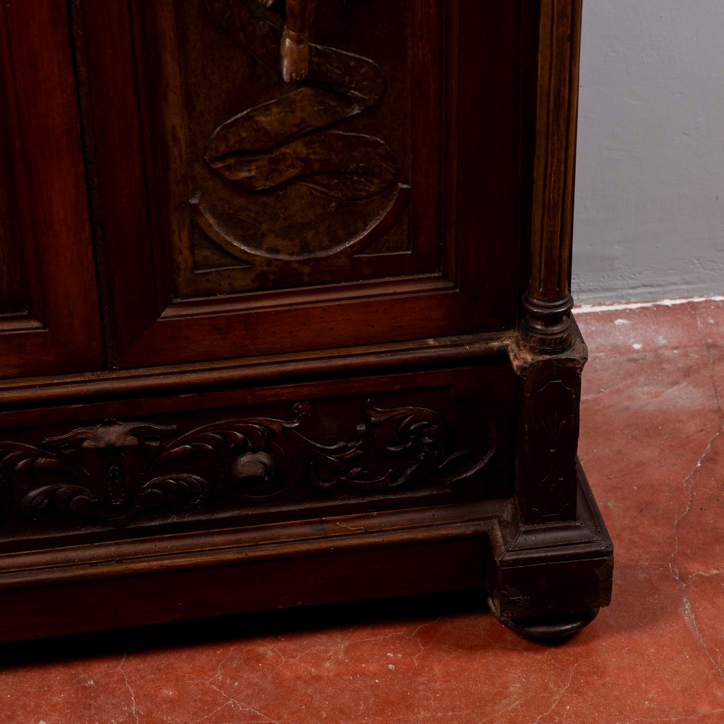 mobile credenza secretaire intagliato con cassetti