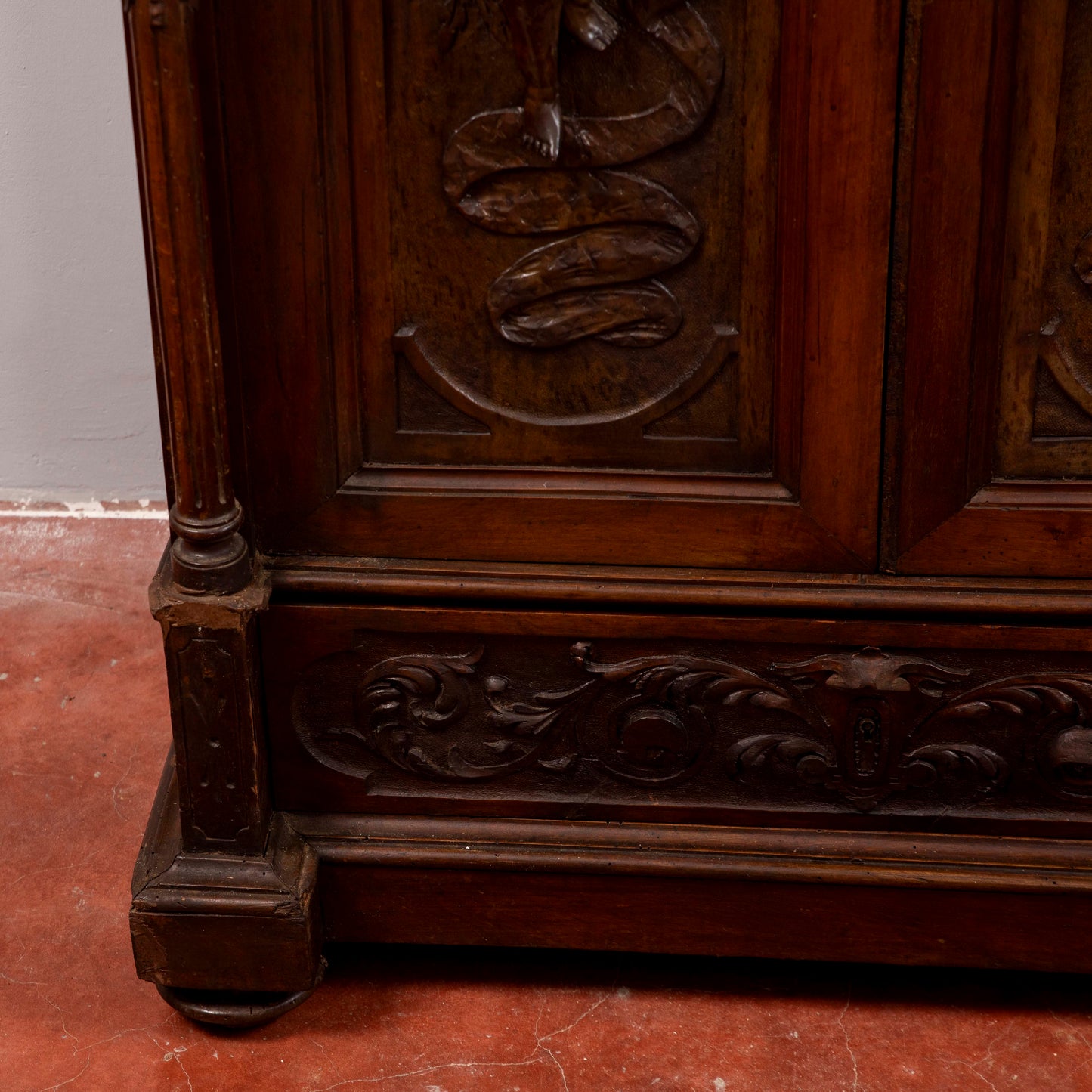 mobile credenza secretaire intagliato con cassetti
