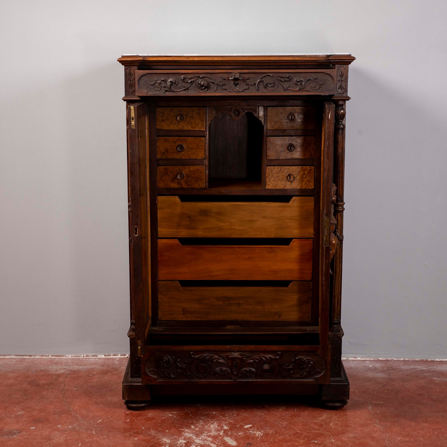 mobile credenza secretaire intagliato con cassetti