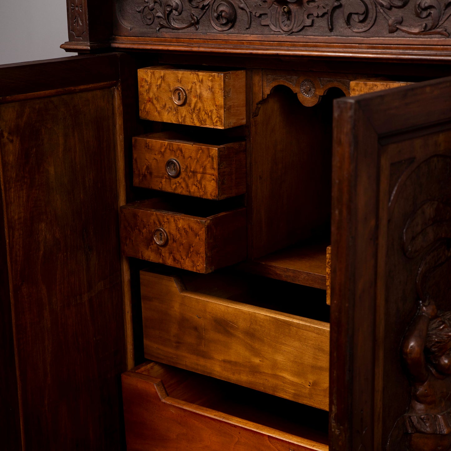 mobile credenza secretaire intagliato con cassetti