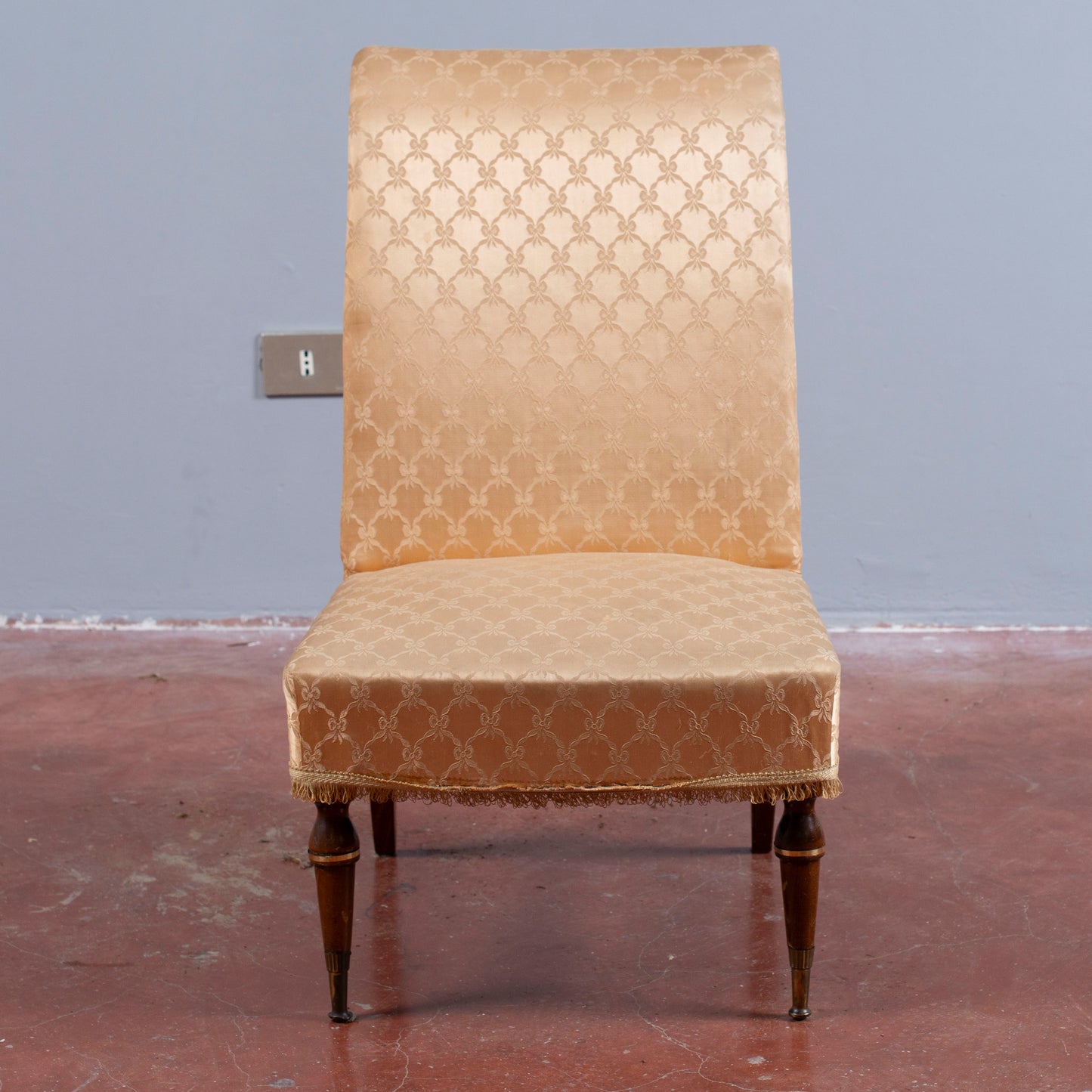 Sedia poltroncina anni 60 con schiena curva