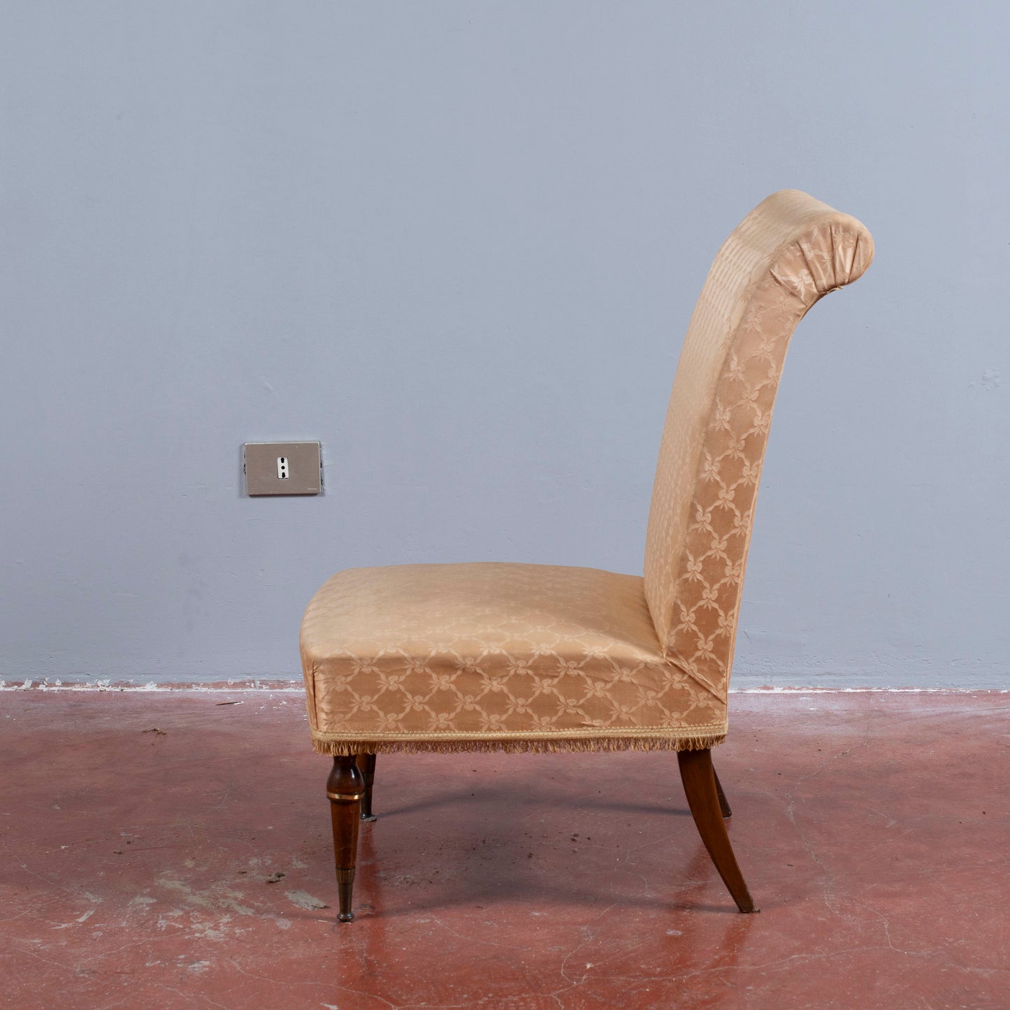 Sedia poltroncina anni 60 con schiena curva
