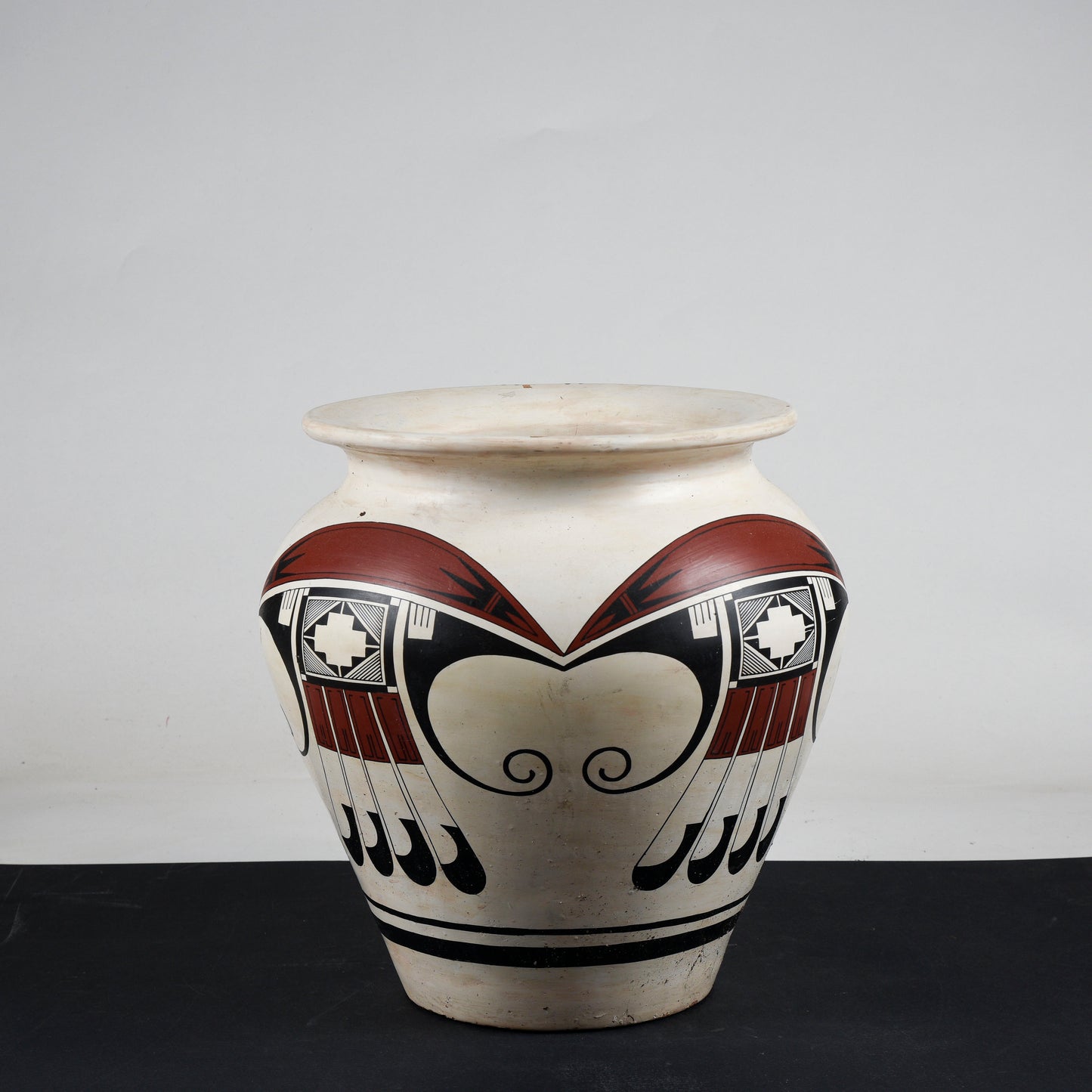 Vaso in terracotta dipinta con decori grafici neri e rossi 1980