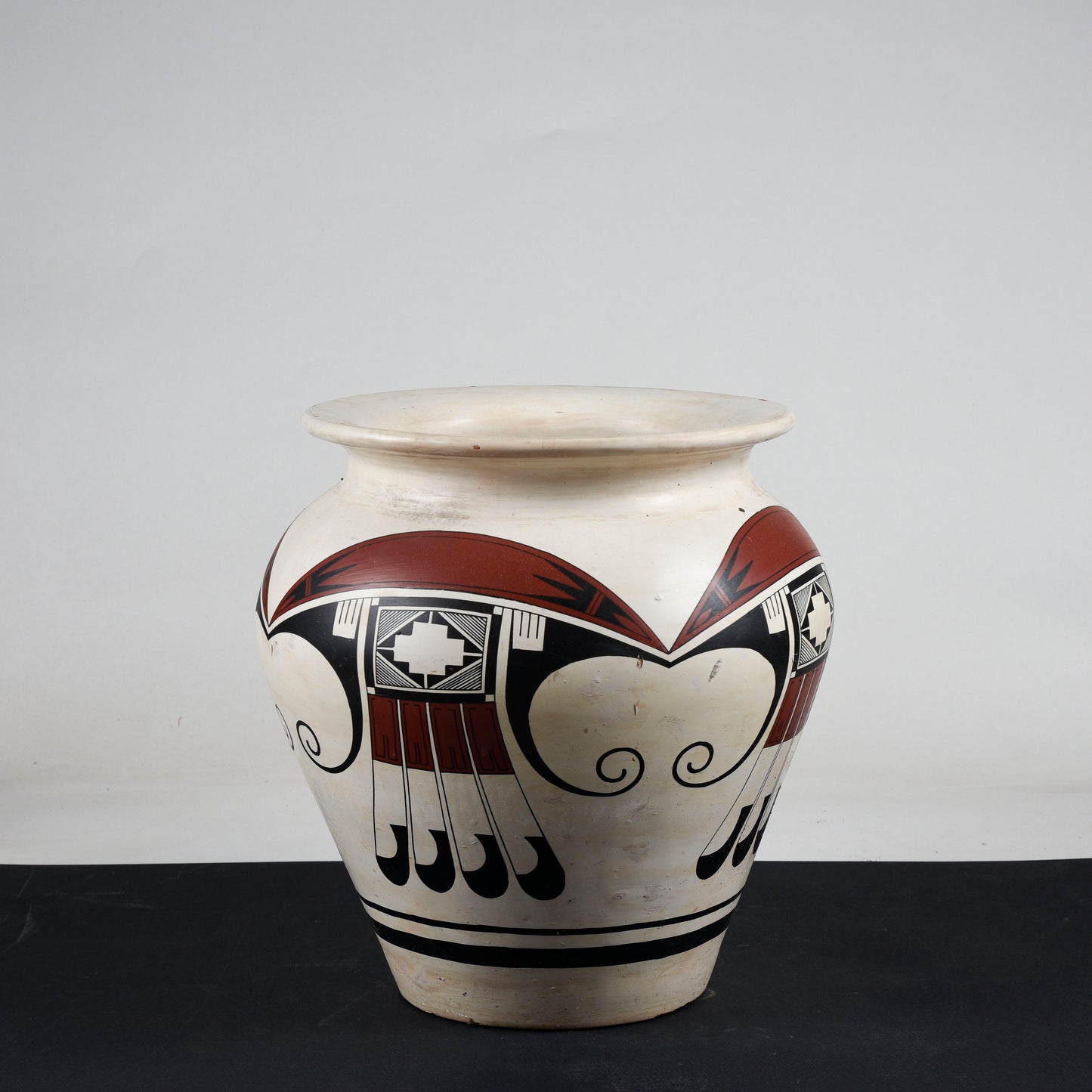 Vaso in terracotta dipinta con decori grafici neri e rossi 1980