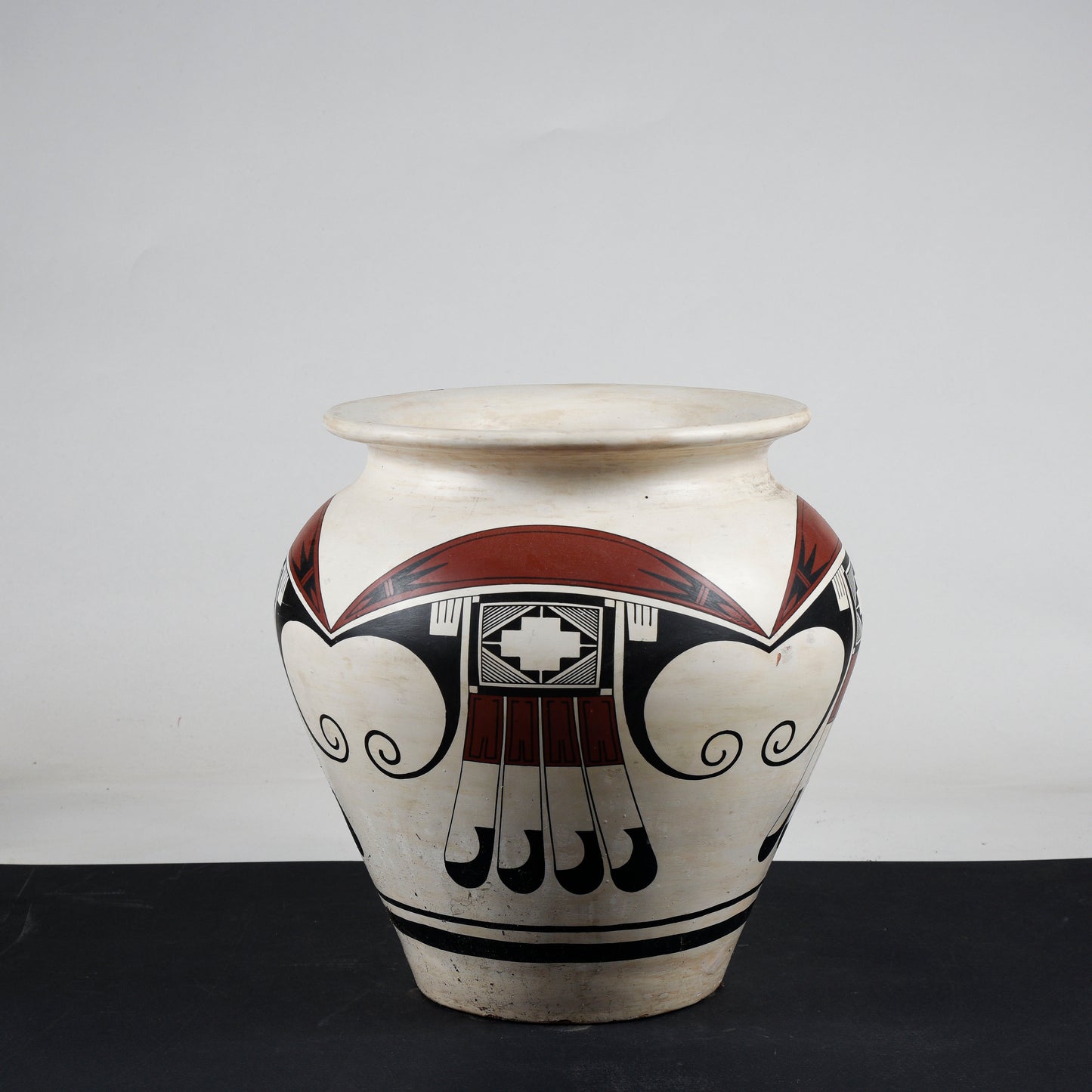 Vaso in terracotta dipinta con decori grafici neri e rossi 1980