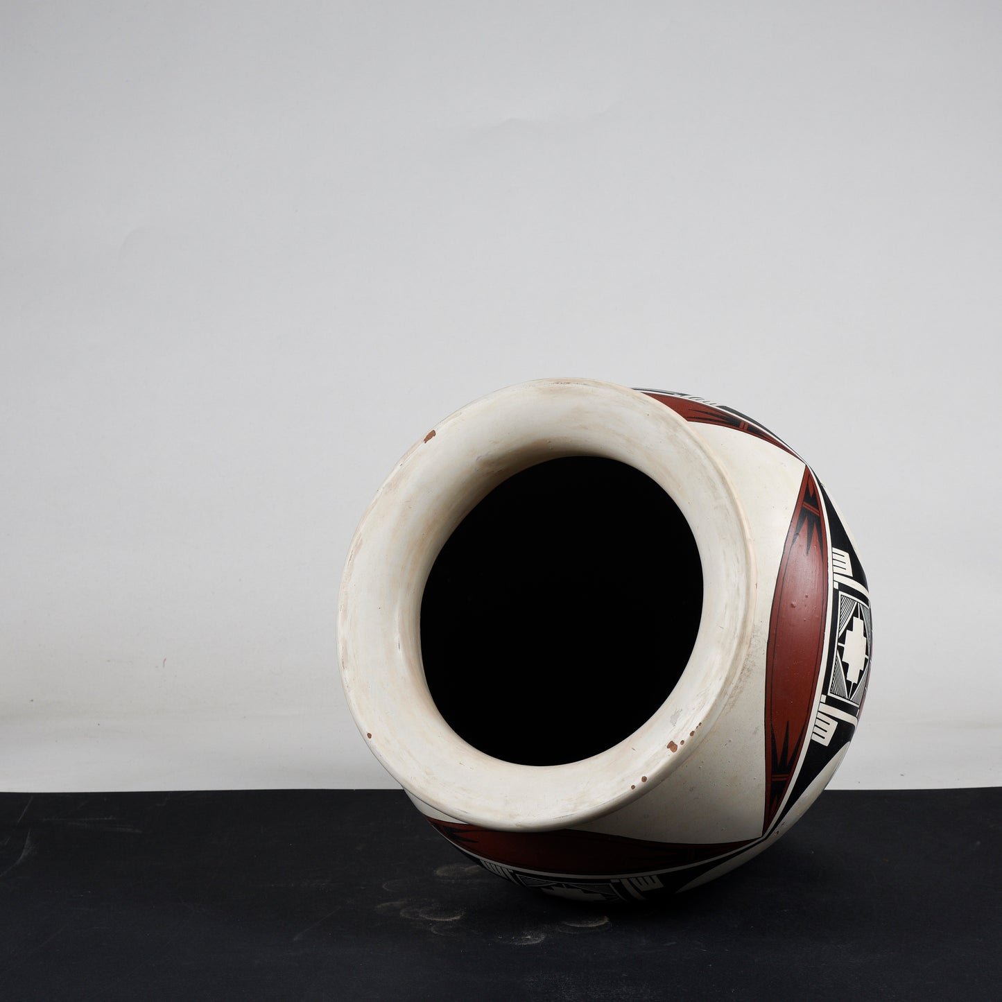 Vaso in terracotta dipinta con decori grafici neri e rossi 1980
