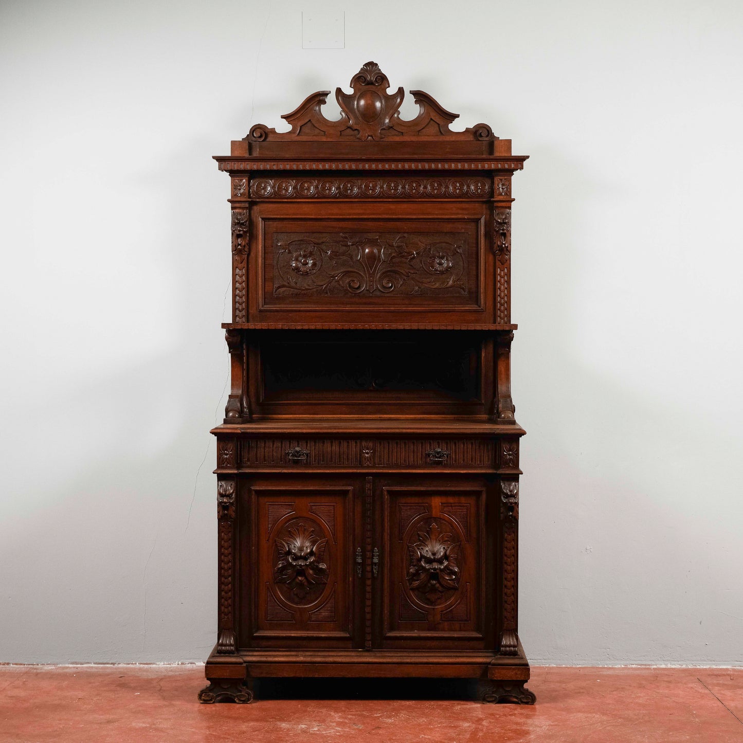 Credenza con piattaia  intagliata noce Italia 1880