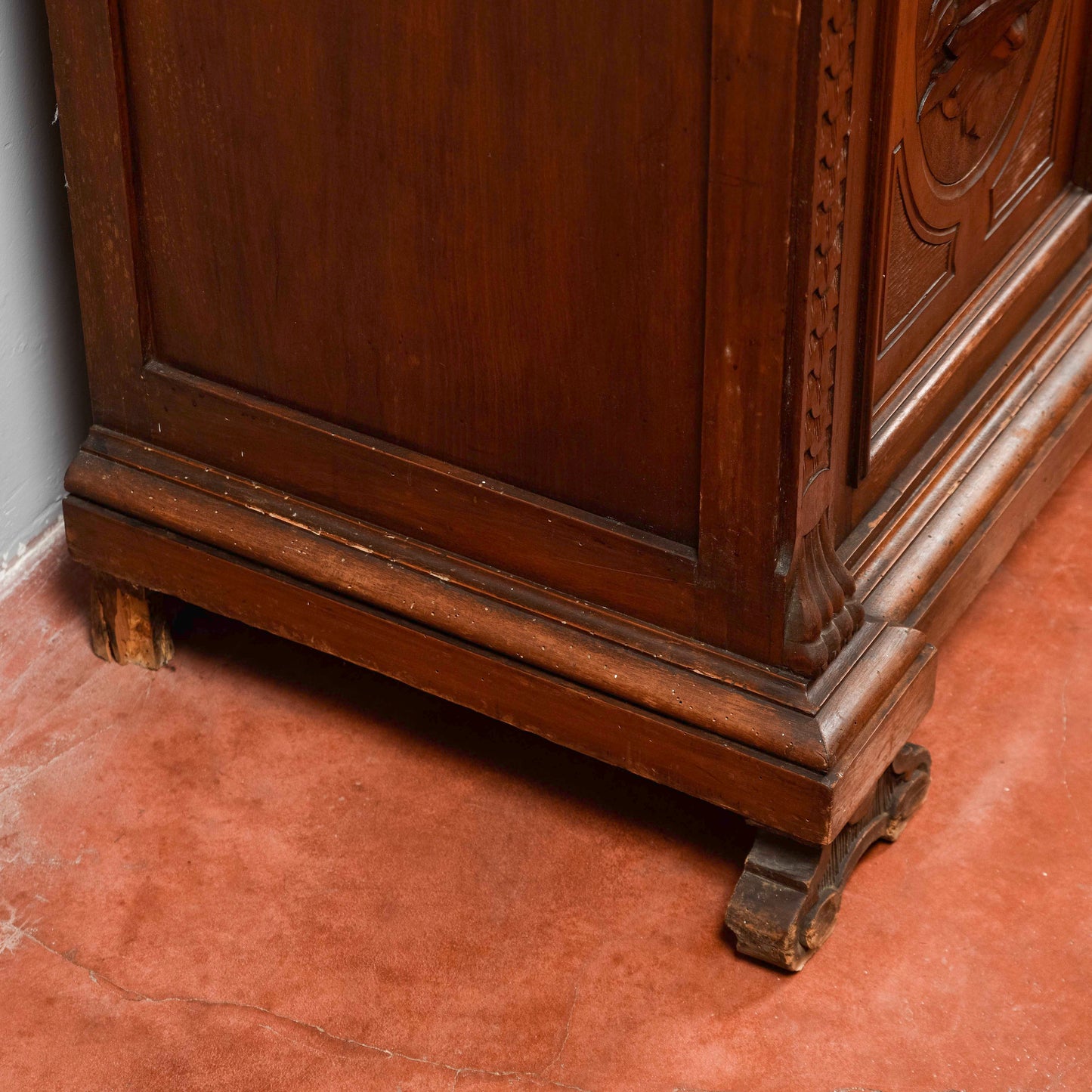 Credenza con piattaia  intagliata noce Italia 1880