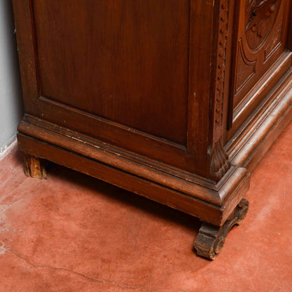 Credenza con piattaia  intagliata noce Italia 1880