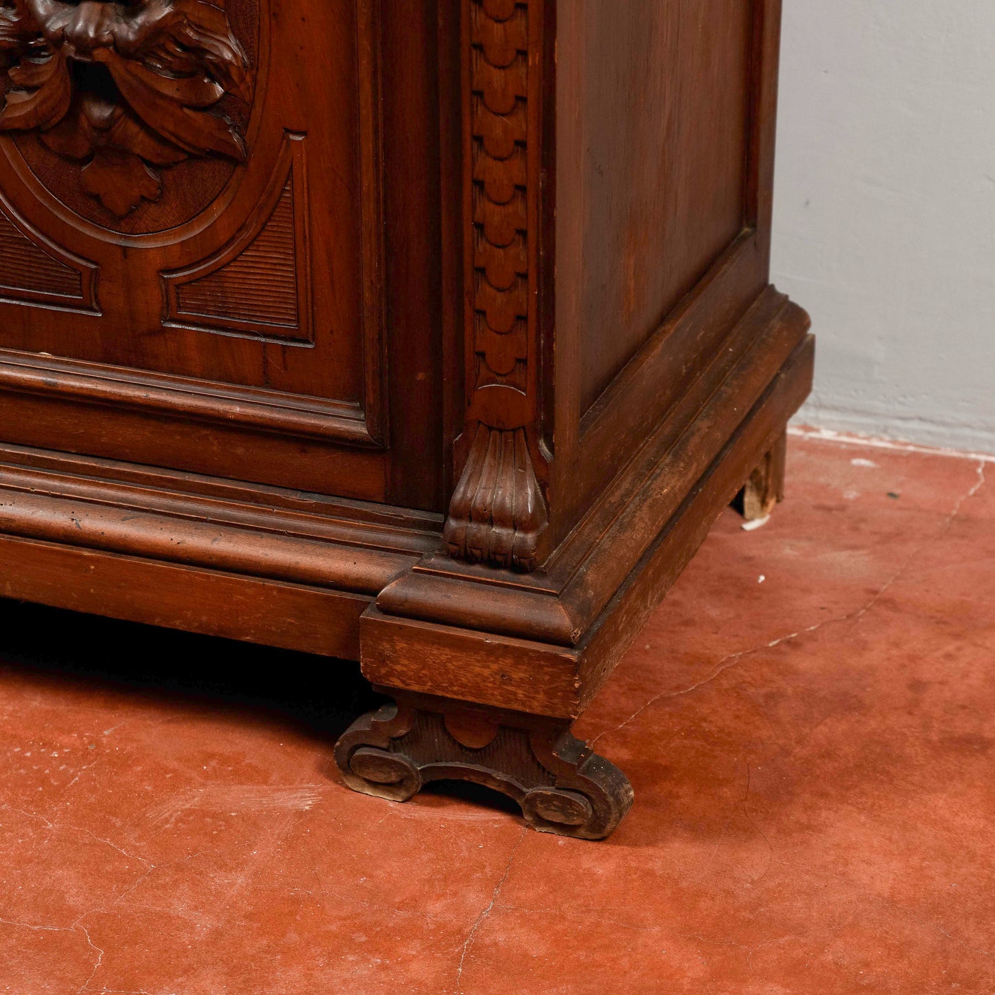 Credenza con piattaia  intagliata noce Italia 1880