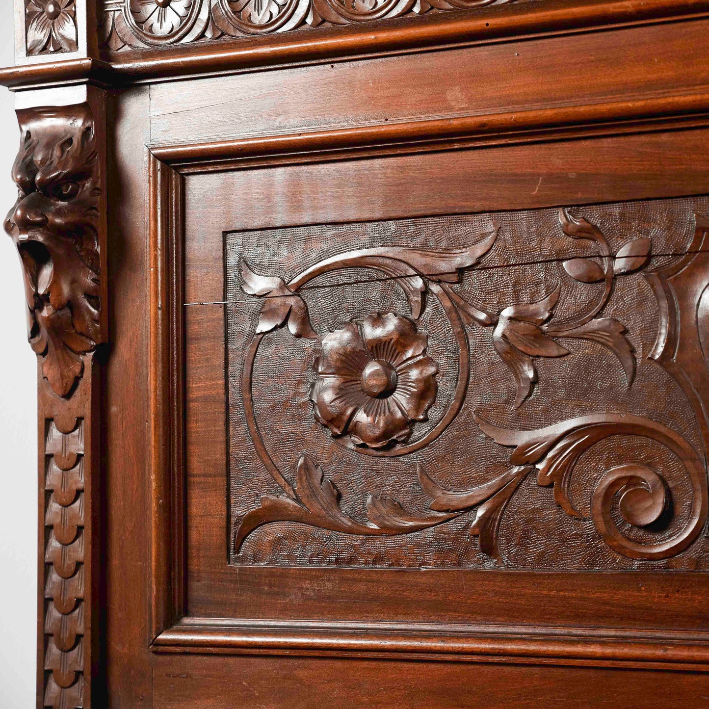 Credenza con piattaia  intagliata noce Italia 1880