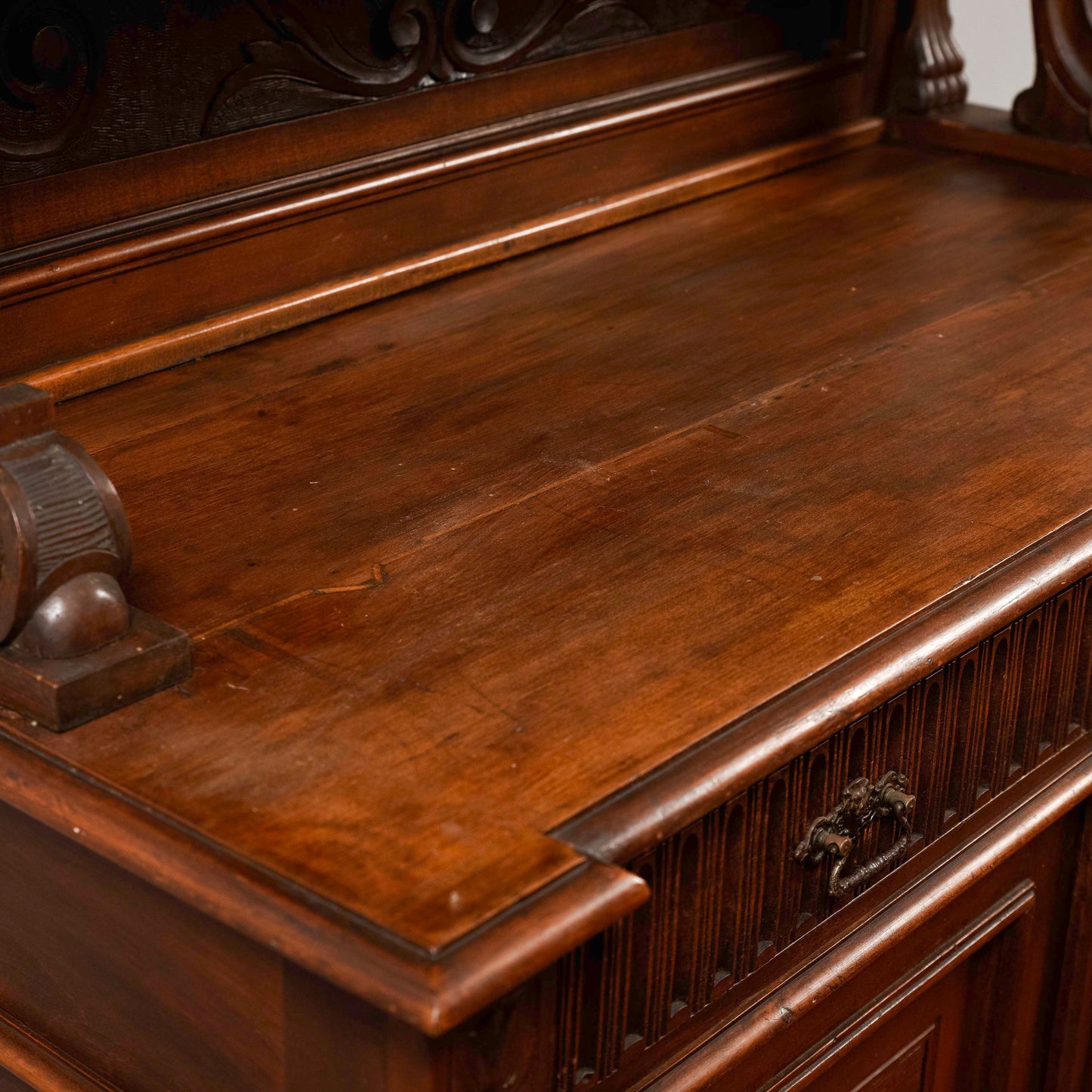 Credenza con piattaia  intagliata noce Italia 1880