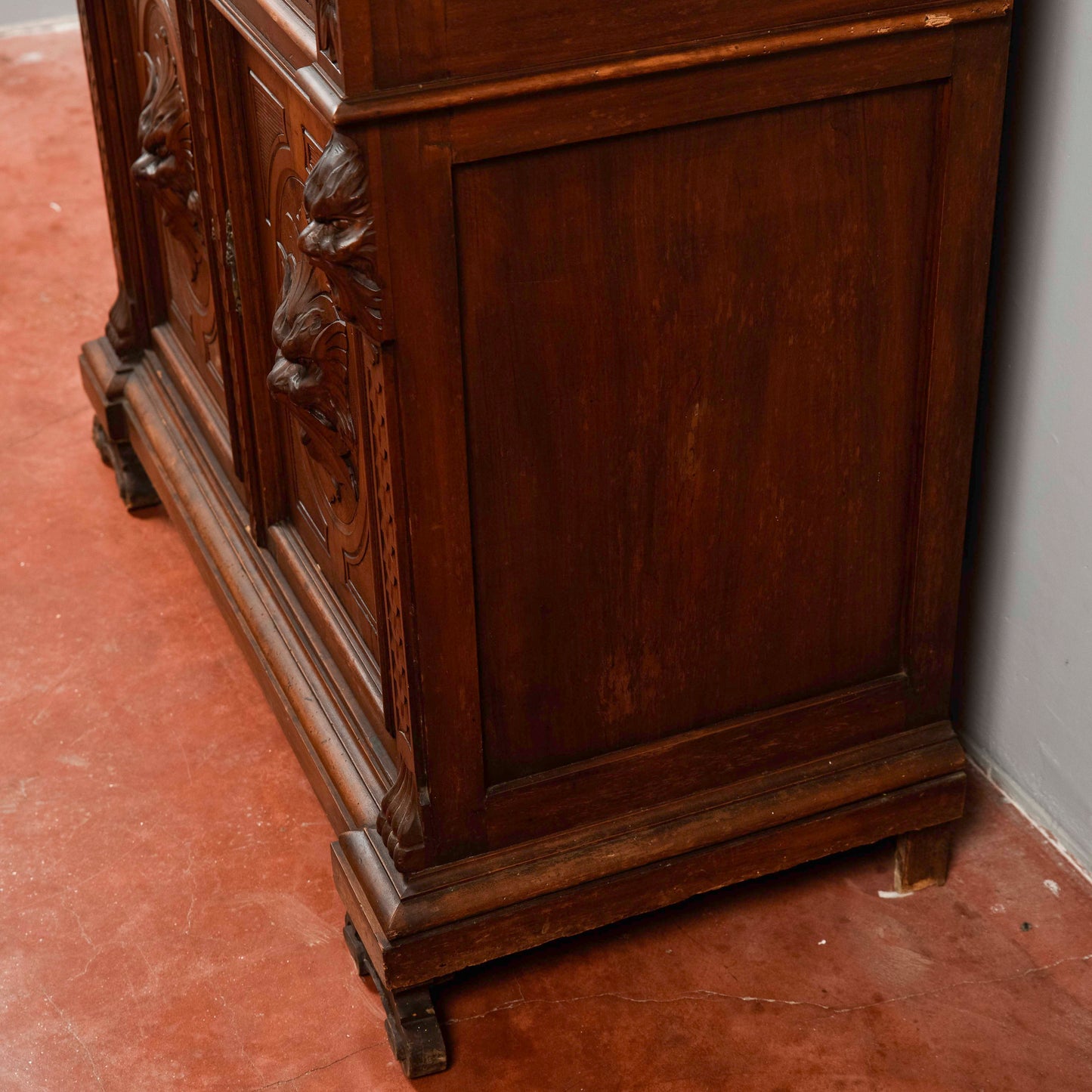 Credenza con piattaia  intagliata noce Italia 1880