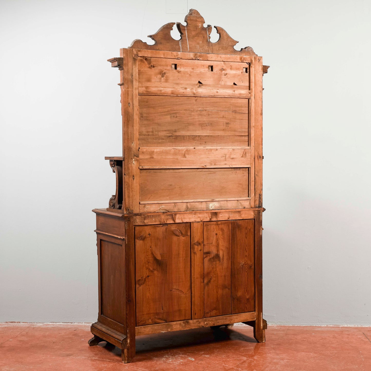 Credenza con piattaia  intagliata noce Italia 1880