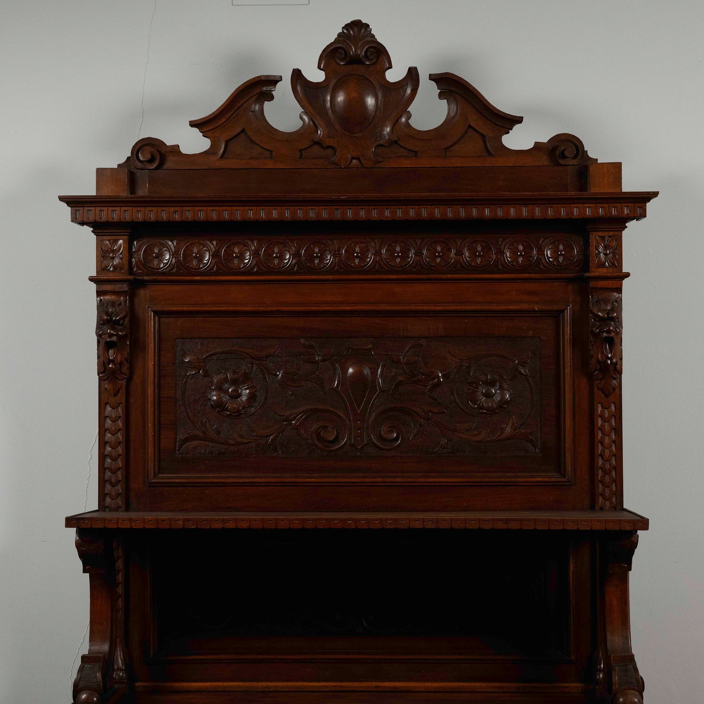 Credenza con piattaia  intagliata noce Italia 1880